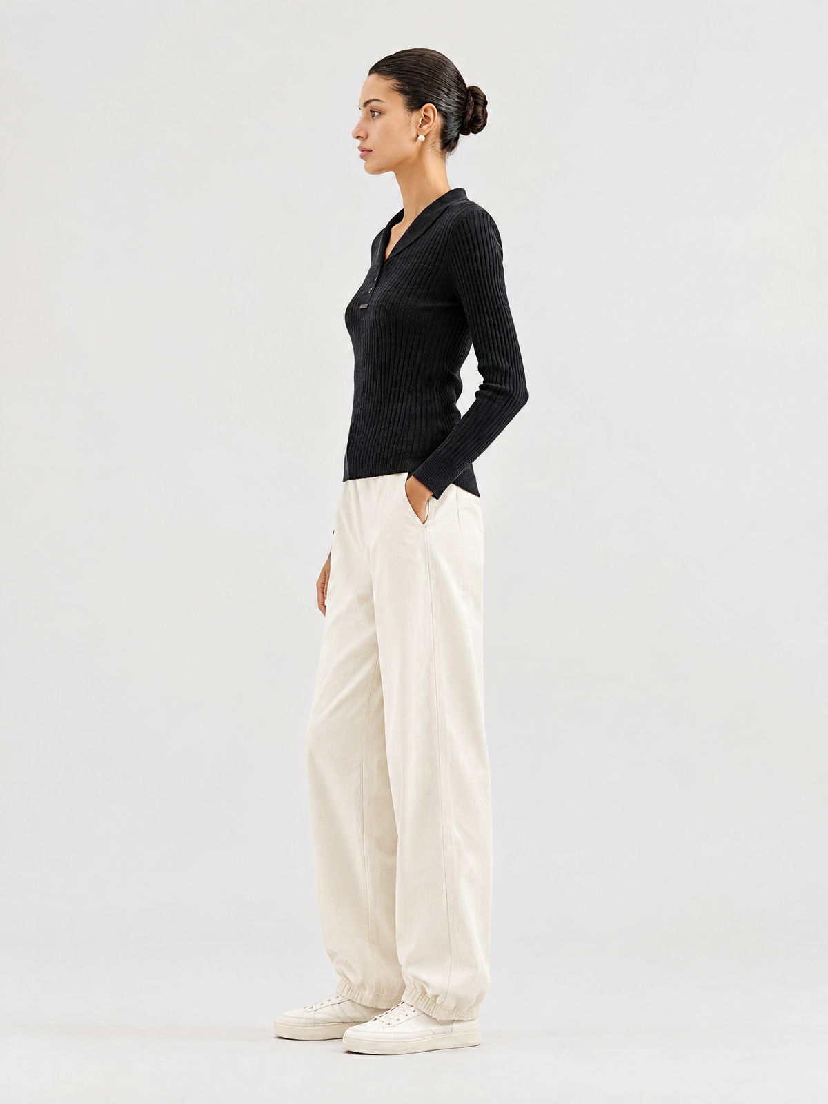Cashmere knit jogger pants — Side view