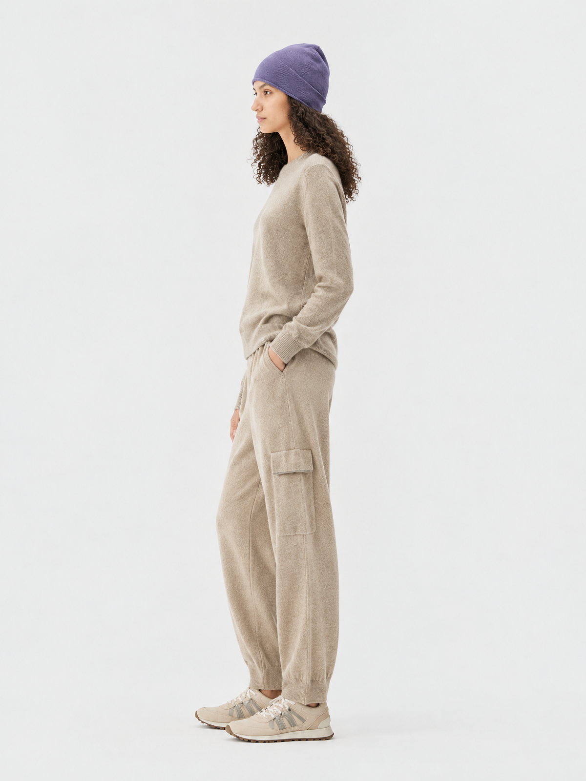 Cashmere knit jogger pants — Side view