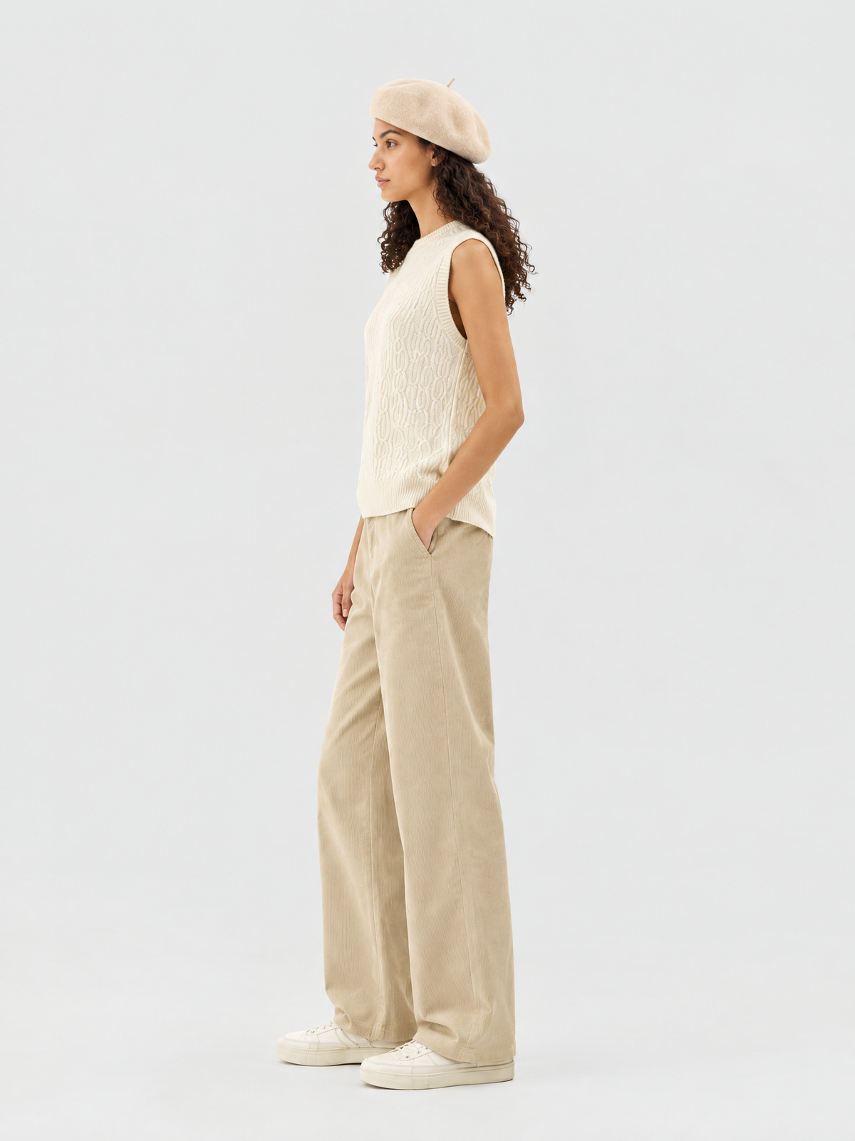 Cable-knit cashmere sleeveless top — Side view