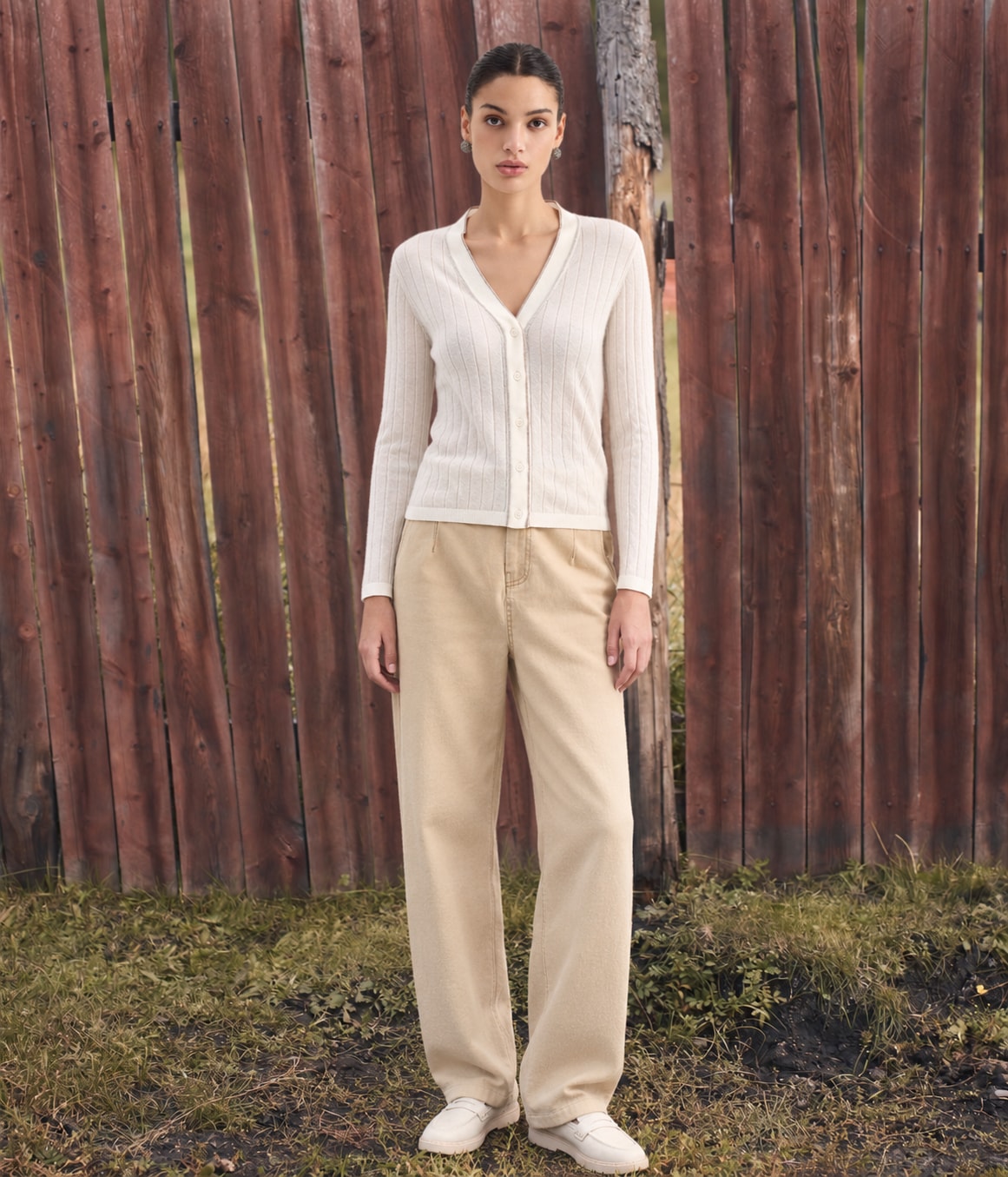 Model wearing the ivory ribbed cardigan BD3621693 against a wooden fence